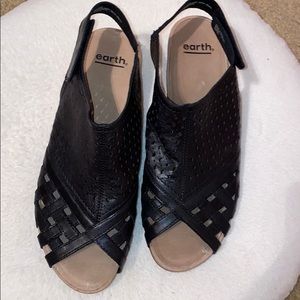 Earth black mini wedges!
